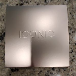 Iconic eye shadow pallet